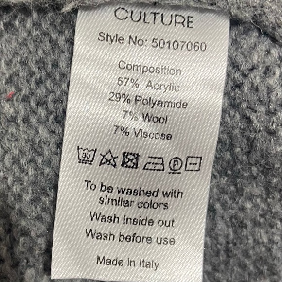 Culture women grey and white wool knit blends long sleeves sweater. Size L. Used - Picture 6 of 7